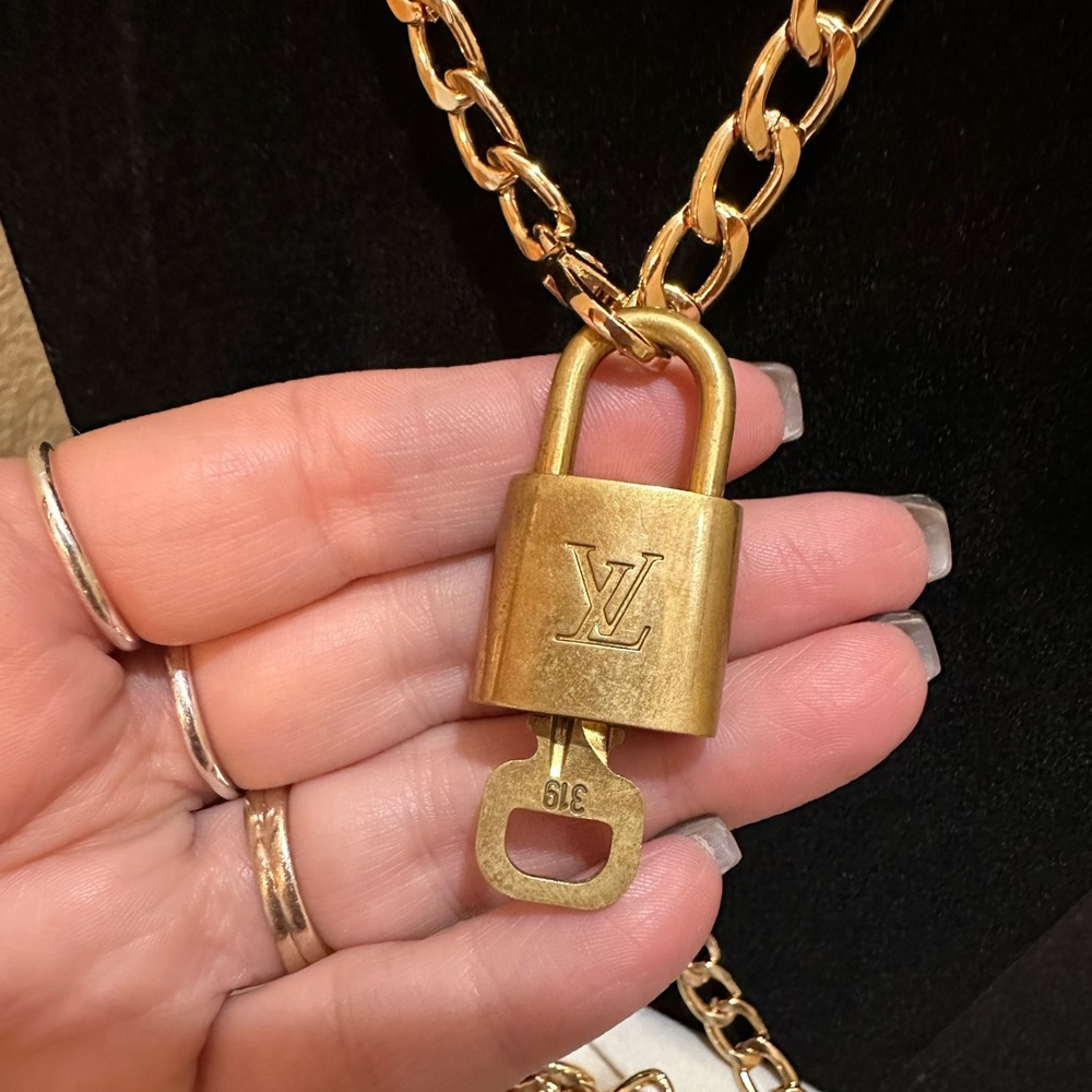 Beautiful LV Lock & Key #319